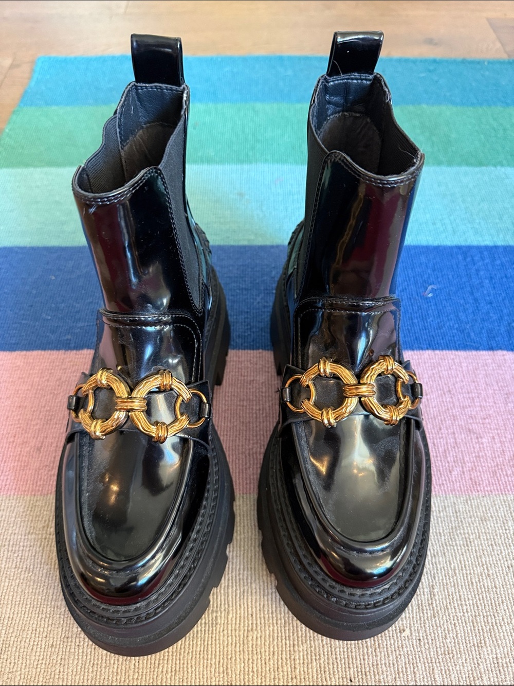 NEVER WORN CIRCUS Black Patent Chelsea Boots with Gold Chain Accent size 6